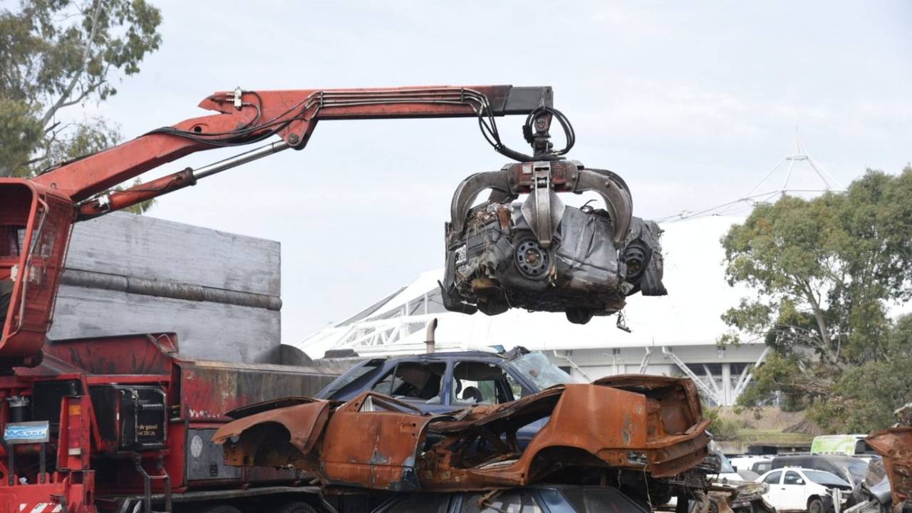 Alak lanzó el plan de compactación de vehículos más grande de la historia de La Plata
