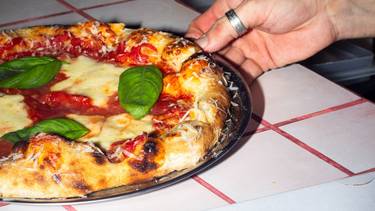 Pizza, 2x1 en vermú y música de vinilo: dónde comer por el Día del Amigo 2025