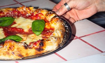 Pizza, 2x1 en vermú y música de vinilo: dónde comer por el Día del Amigo | Gastronomía