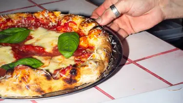 Pizza, 2x1 en vermú y música de vinilo: dónde comer por el Día del Amigo 2025