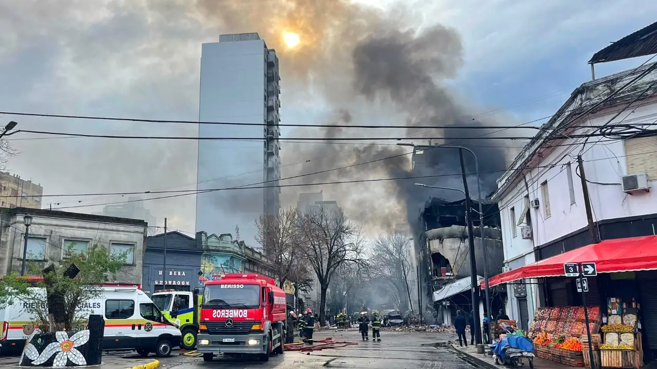 Alerta por importante incendio y derrumbe en un depósito de La Plata