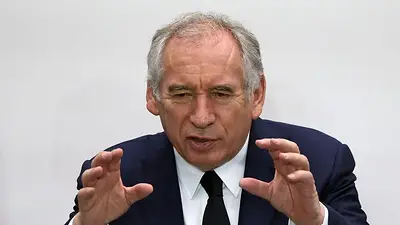 Plan del primer ministro francés de suprimir dos festivos genera críticas y hace peligrar su cargo Plan del primer ministro francés de suprimir dos festivos genera críticas y hace peligrar su cargo