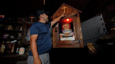 Tenía 54 años: murió un investigador paranormal que custodiaba a la muñeca Annabelle y hay conmoción