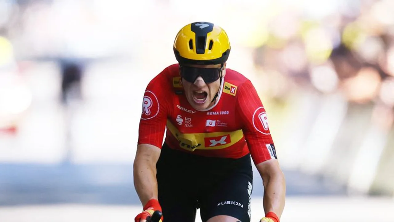 Pogacar cae cerca de la meta en etapa del Tour ganada al sprint por el noruego Abrahamsen