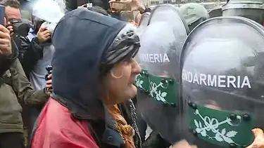 Los jubilados protestan frente al Congreso y los cerca un violento operativo