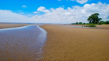 Escapadas ideales para el bienestar: las mejores playas y termas cercanas a CABA