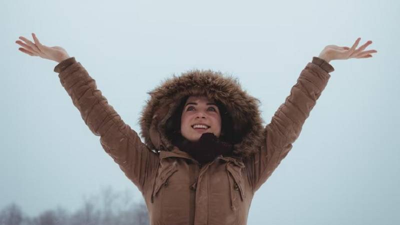 Persona feliz en invierno