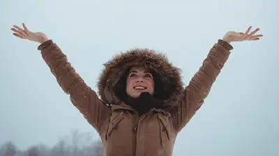 Persona feliz en invierno Persona feliz en invierno
