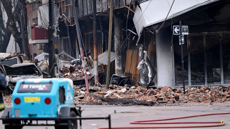 Incendio en La Plata: confirman riesgo de derrumbe y no descartan personas atrapadas