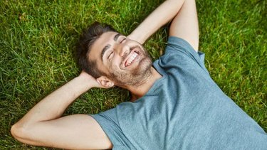 "Regla de la novedad": el hábito para fortalecer tu cerebro y combatir el estrés, la ansiedad y la tristeza, según expertos