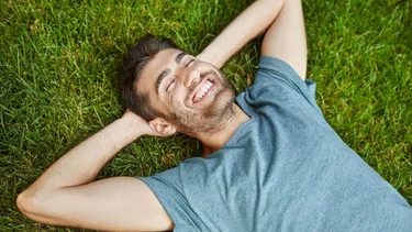 "Regla de la novedad": el hábito para fortalecer tu cerebro y combatir el estrés, la ansiedad y la tristeza, según expertos