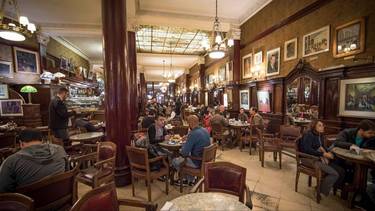 ¿Qué señas se hacen para pedir un café?