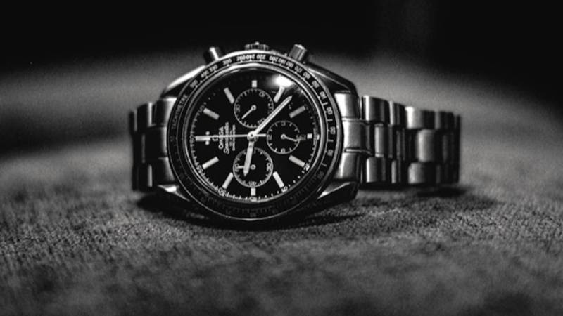 Reloj Festina auténtico sobre fondo oscuro