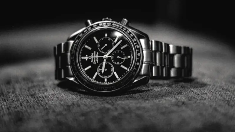 Reloj Festina auténtico sobre fondo oscuro