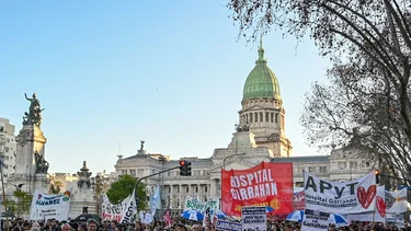 Las postales que dejó la masiva marcha por el Garrahan y contra el ajuste de Milei