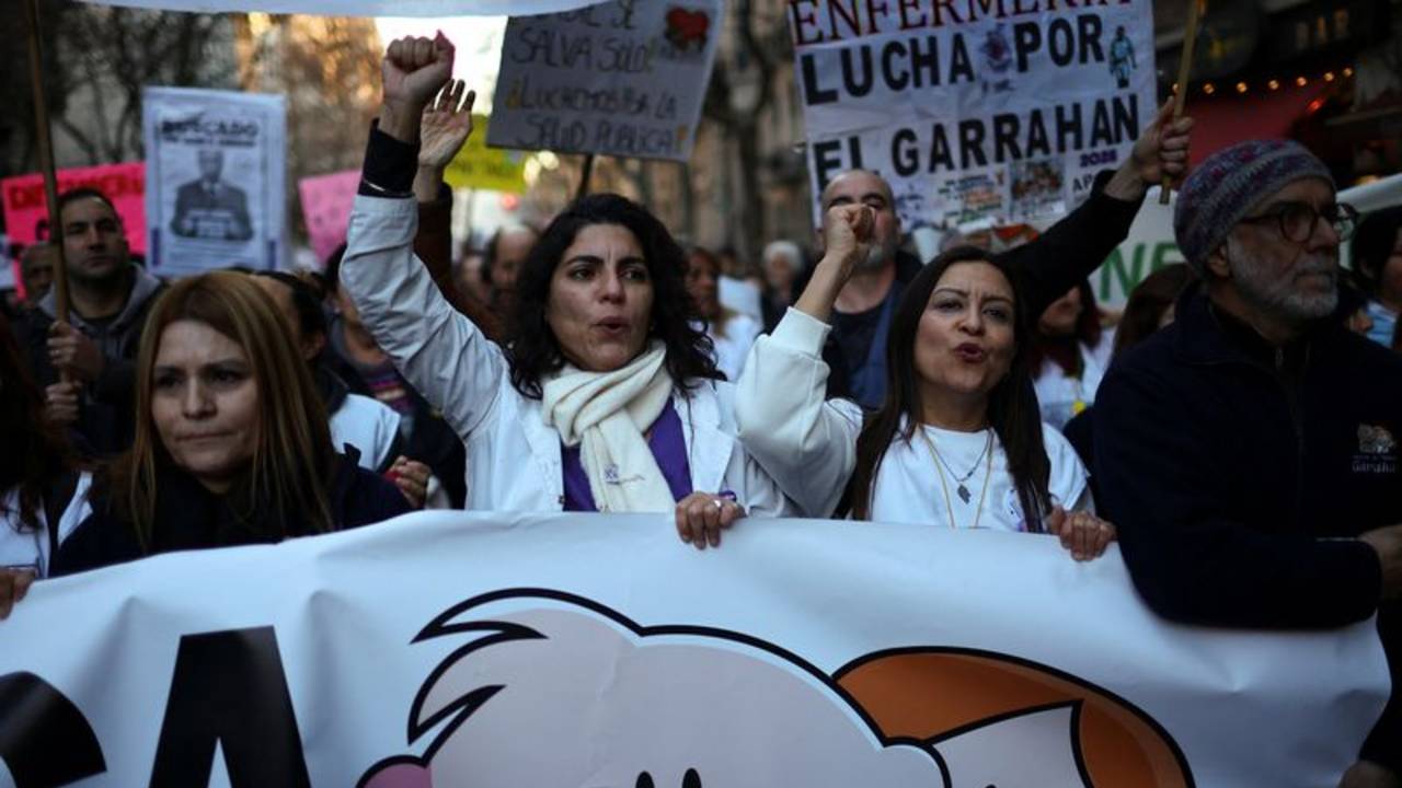 Masiva marcha de argentinos reclama contra ajuste de Milei sobre la salud