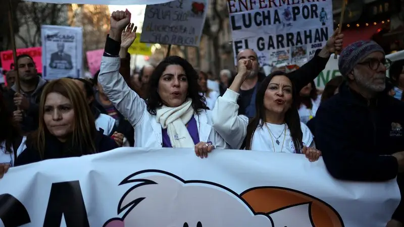 Masiva marcha de argentinos reclama contra ajuste de Milei sobre la salud