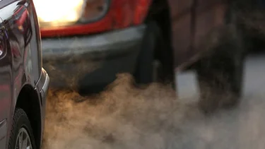 ¿Cómo los autos provocan contaminación con el monóxido de carbono?