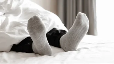 ¿Dormís con medias? Esto dice la psicología sobre el hábito adquirido en invierno