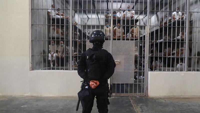 El Salvador envía a casa a venezolanos detenidos en canje por estadounidenses