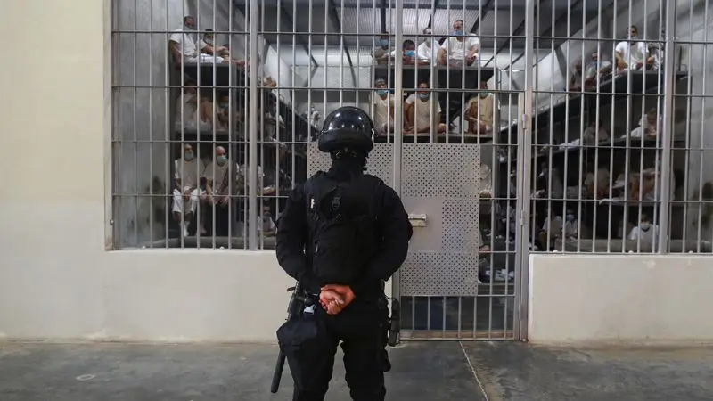 El Salvador envía a casa a venezolanos detenidos en canje por estadounidenses