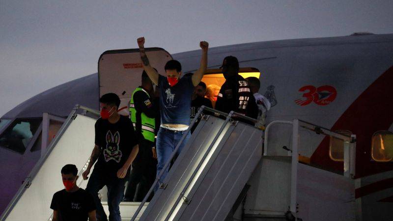 El Salvador envía a casa a venezolanos detenidos en canje por estadounidenses