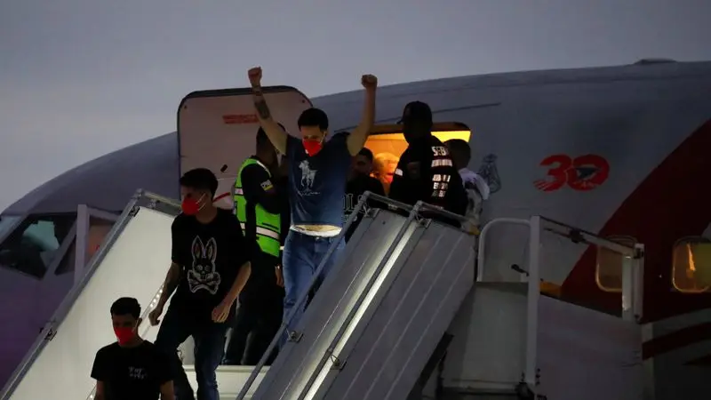 El Salvador envía a casa a venezolanos detenidos en canje por estadounidenses