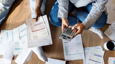 Economía y política chapotean en un país ahogado en deudas