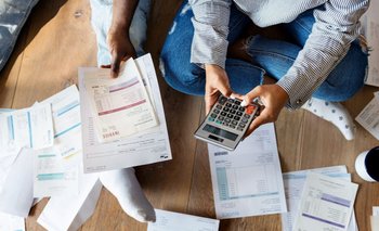 Economía y política chapotean en un país ahogado en deudas | Deudas