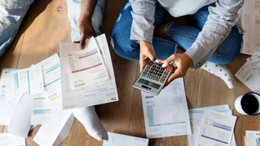 Economía y política chapotean en un país ahogado en deudas