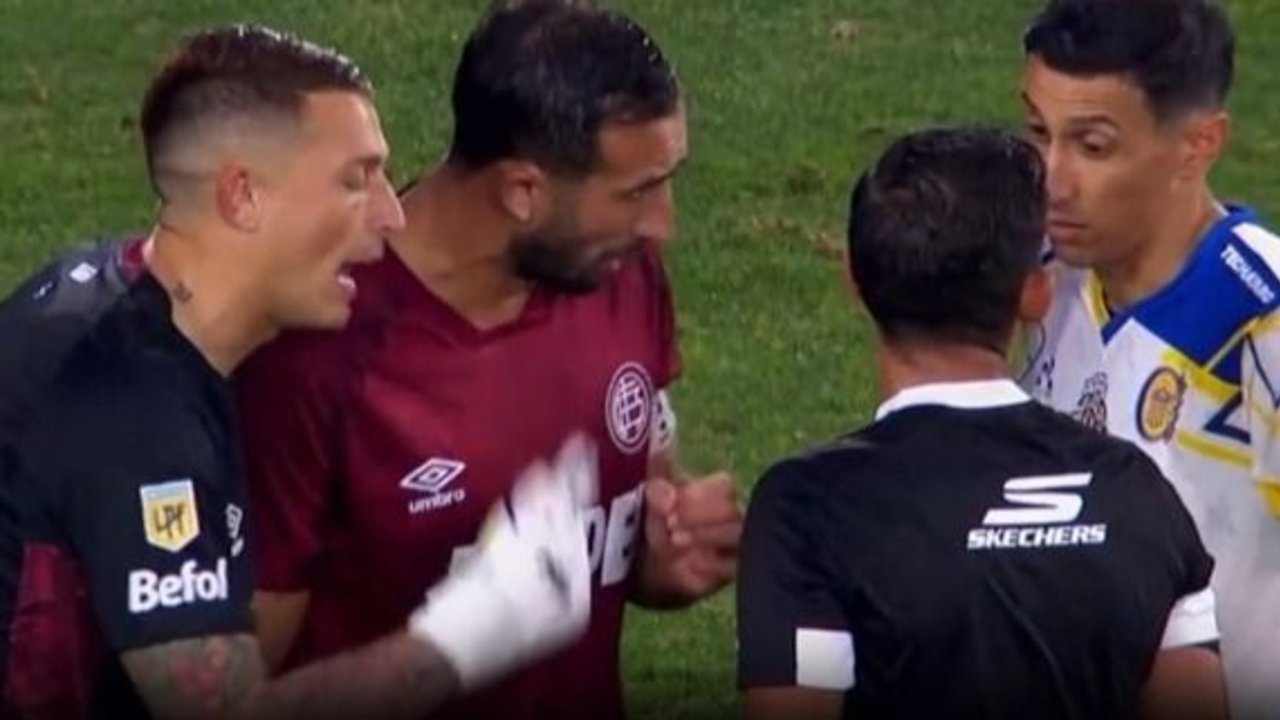 Se filtró lo que le dijo Izquierdoz a Merlos tras la polémica en Lanús vs. Central previo al gol de Di María