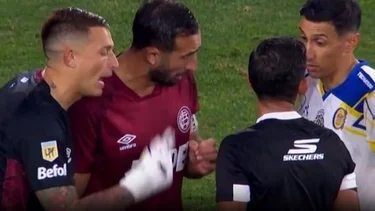 Se filtró lo que le dijo Izquierdoz a Merlos tras la polémica en Lanús vs. Central previo al gol de Di María