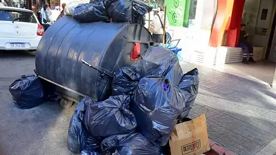 La basura que estaba acumulada en las veredas de las calles de Córdoba por un conflicto entre las empresas a cargo de la recolección. La basura que estaba acumulada en las veredas de las calles de Córdoba por un conflicto entre las empresas a cargo de la recolección.