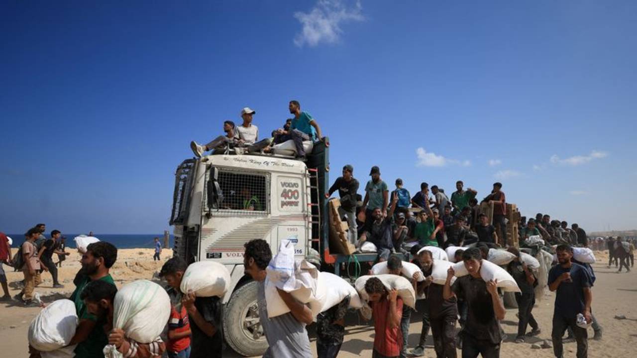 Fuego israelí mata a decenas de personas más que buscaban ayuda en Gaza: médicos