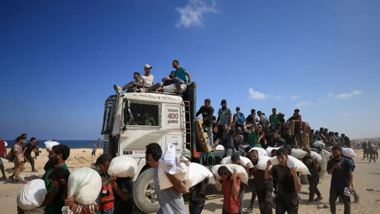 Fuego israelí mata a decenas de personas más que buscaban ayuda en Gaza: médicos