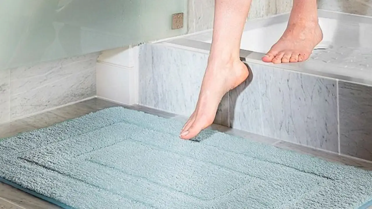 Cuál es la tendencia que viene a reemplazar las alfombras de baño. Alfombras de bambú para el baño. Beneficios de alfombras de bambú para el baño.