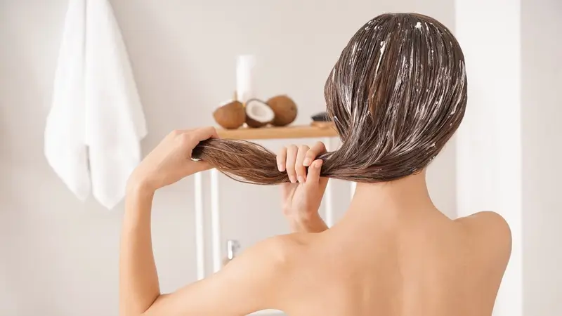 Qué producto natural se puede utilizar para alisar el pelo de forma natural. Aceite de coco para alisar el cabello. Alisado sin planchita ni keratina.