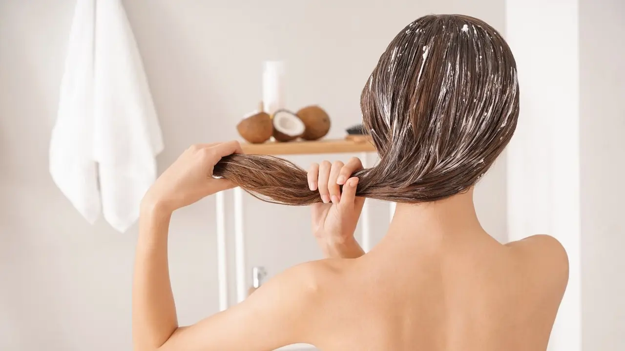 Qué producto natural se puede utilizar para alisar el pelo de forma natural. Aceite de coco para alisar el cabello. Alisado sin planchita ni keratina.