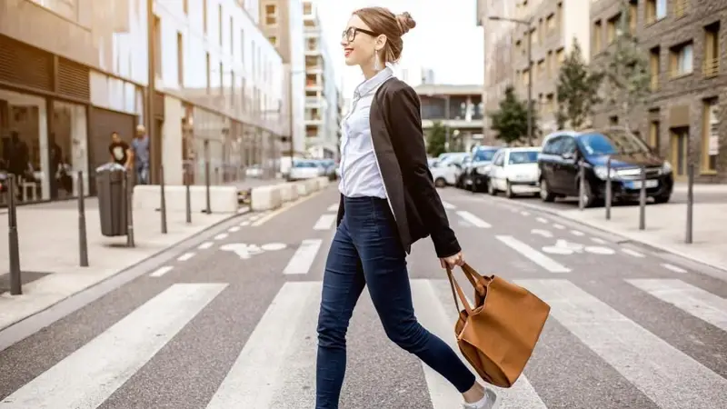 Cuál es la prenda de oficina de los 2000 que vuelve a utilizar este 2025. Prendas para ir a la oficina. Outfits de oficina en tendencia.