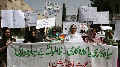 Pakistán detiene a 11 personas tras el vídeo viral de una pareja asesinada a tiros por "honor" Pakistán detiene a 11 personas tras el vídeo viral de una pareja asesinada a tiros por "honor"