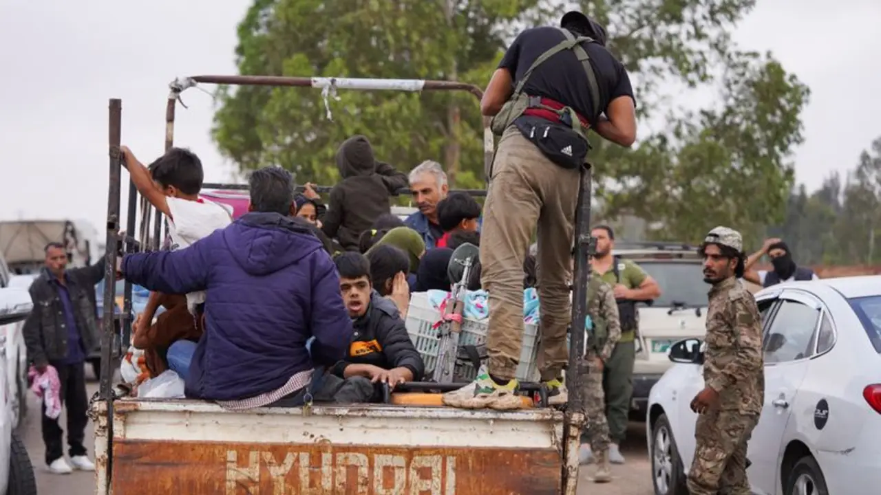 Los civiles beduinos evacuan Sweida, en Siria, mientras se mantiene la tensa tregua