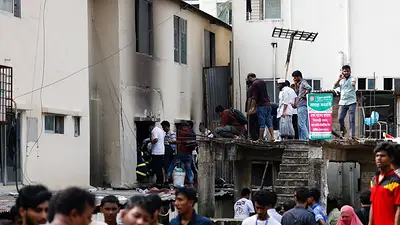 Un muerto al estrellarse un avión de la Fuerza Aérea de Bangladés contra un campus universitario Un muerto al estrellarse un avión de la Fuerza Aérea de Bangladés contra un campus universitario