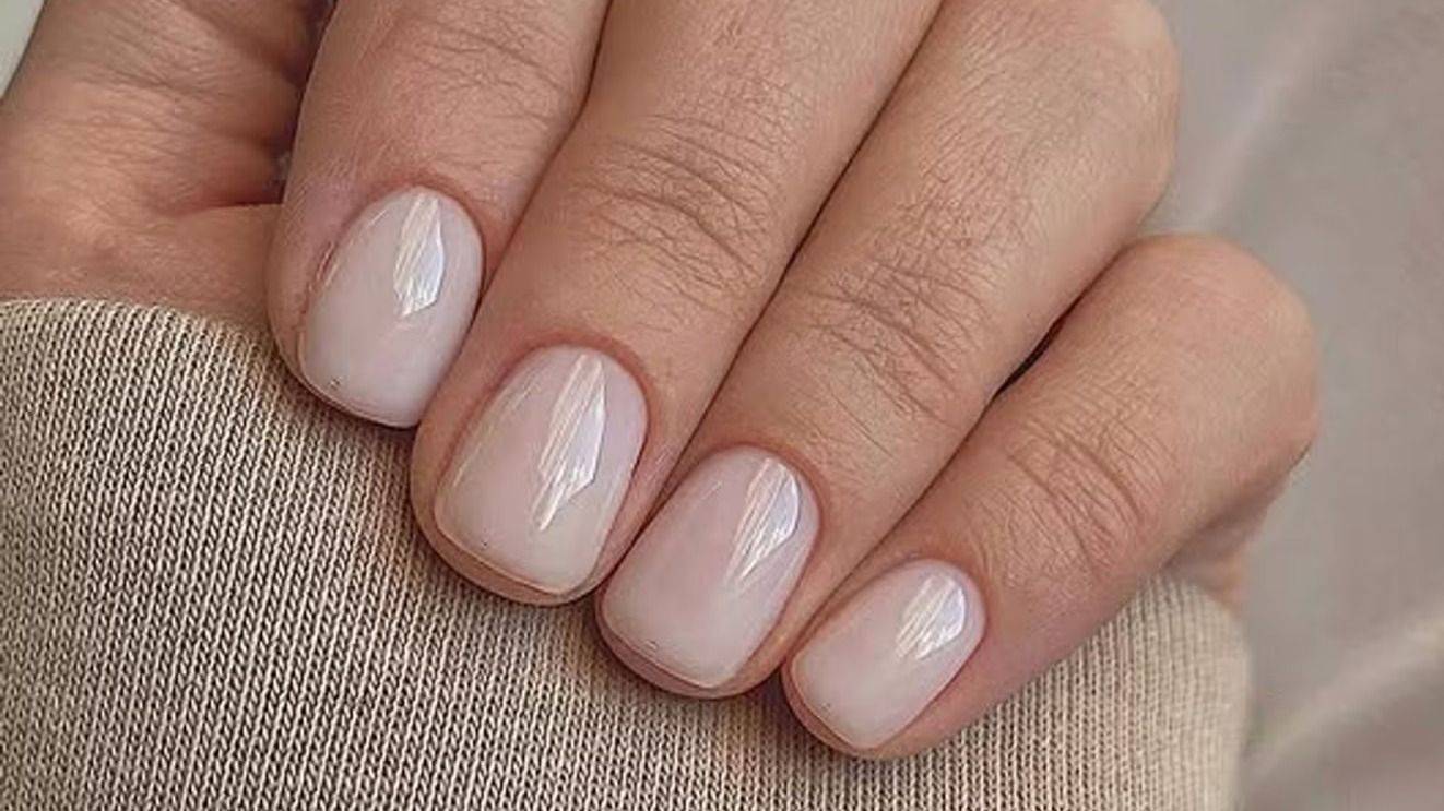 Por qué las uñas cortas volvieron a ponerse de moda.