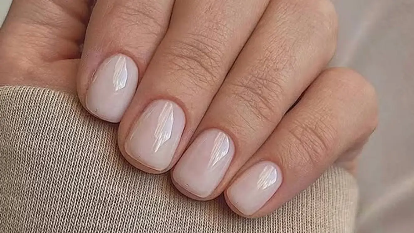 Por qué las uñas cortas volvieron a ponerse de moda.