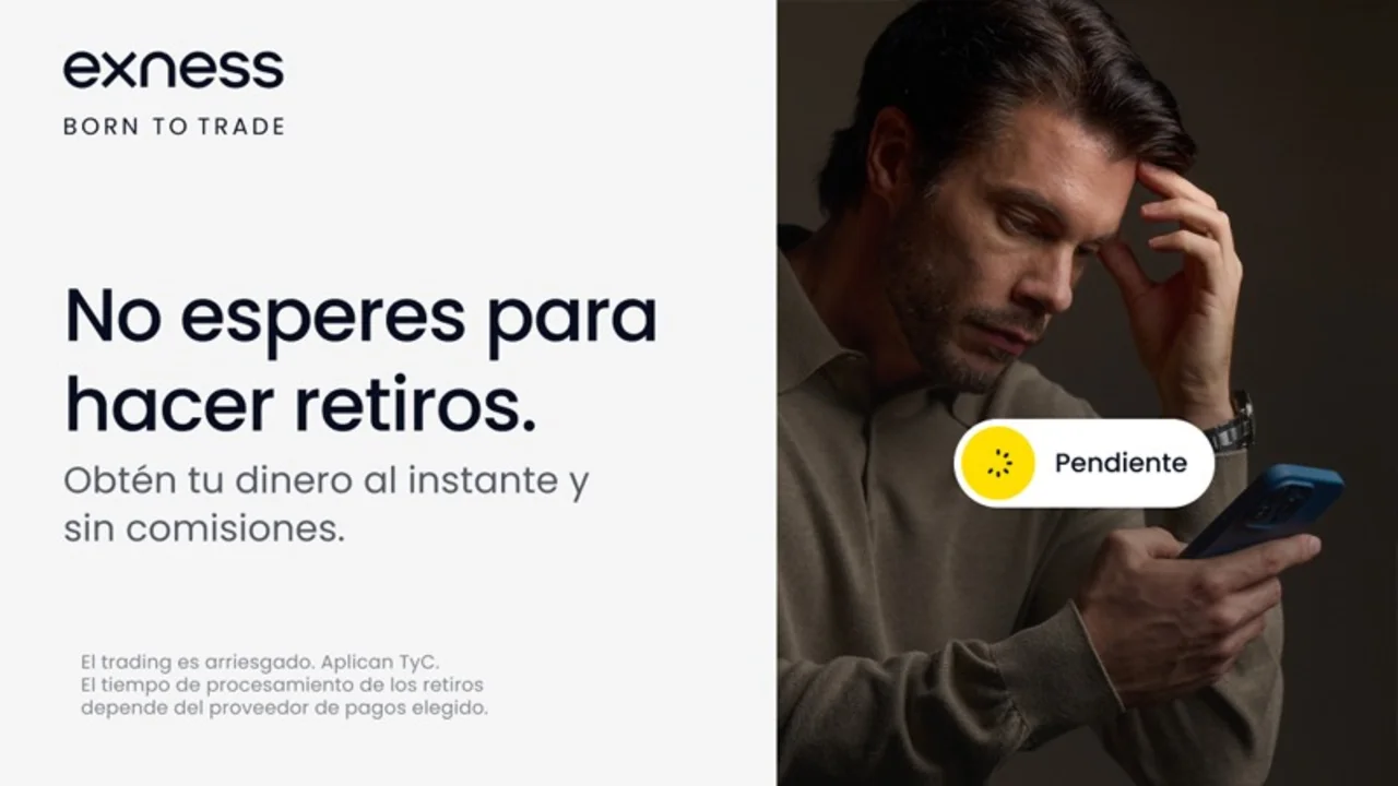 Hombre operando con celular para retirar fondos en plataforma Exness