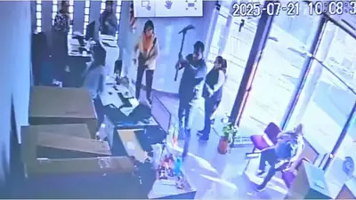 Ataque de furia en Santa Fe: destrozó una oficina de la EPE y terminó detenido Ataque de furia en Santa Fe: destrozó una oficina de la EPE y terminó detenido