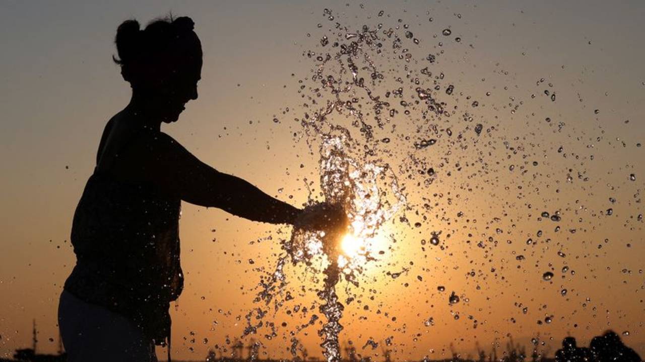Turistas y trabajadores buscan un respiro durante ola de calor en Grecia y los Balcanes