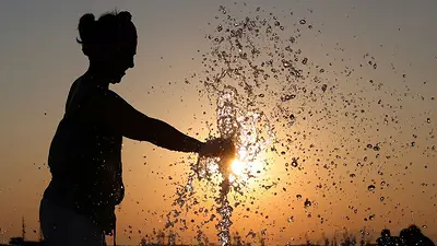 Turistas y trabajadores buscan un respiro durante ola de calor en Grecia y los Balcanes Turistas y trabajadores buscan un respiro durante ola de calor en Grecia y los Balcanes