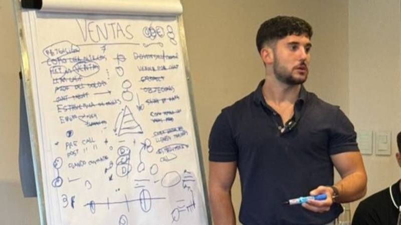 Herramienta basada en inteligencia artificial para ayudar en las ventas. Entrenamiento comercial. Estructura emocional. Agustín Rondinelli. Psycho Seller.