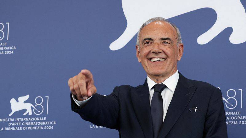 Grandes estrellas y directores acuden a Venecia para asistir a un festival de alto nivel en 2025